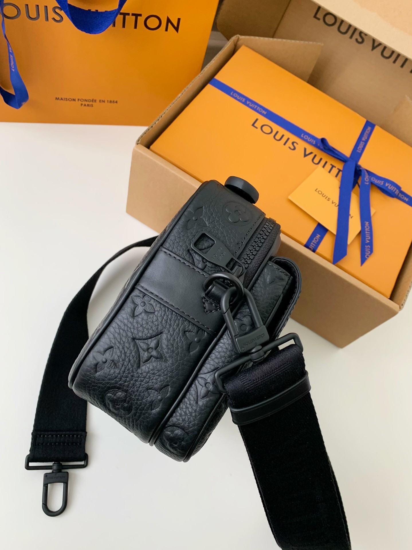 LV  S-Lock Messenger  22*18*8cm