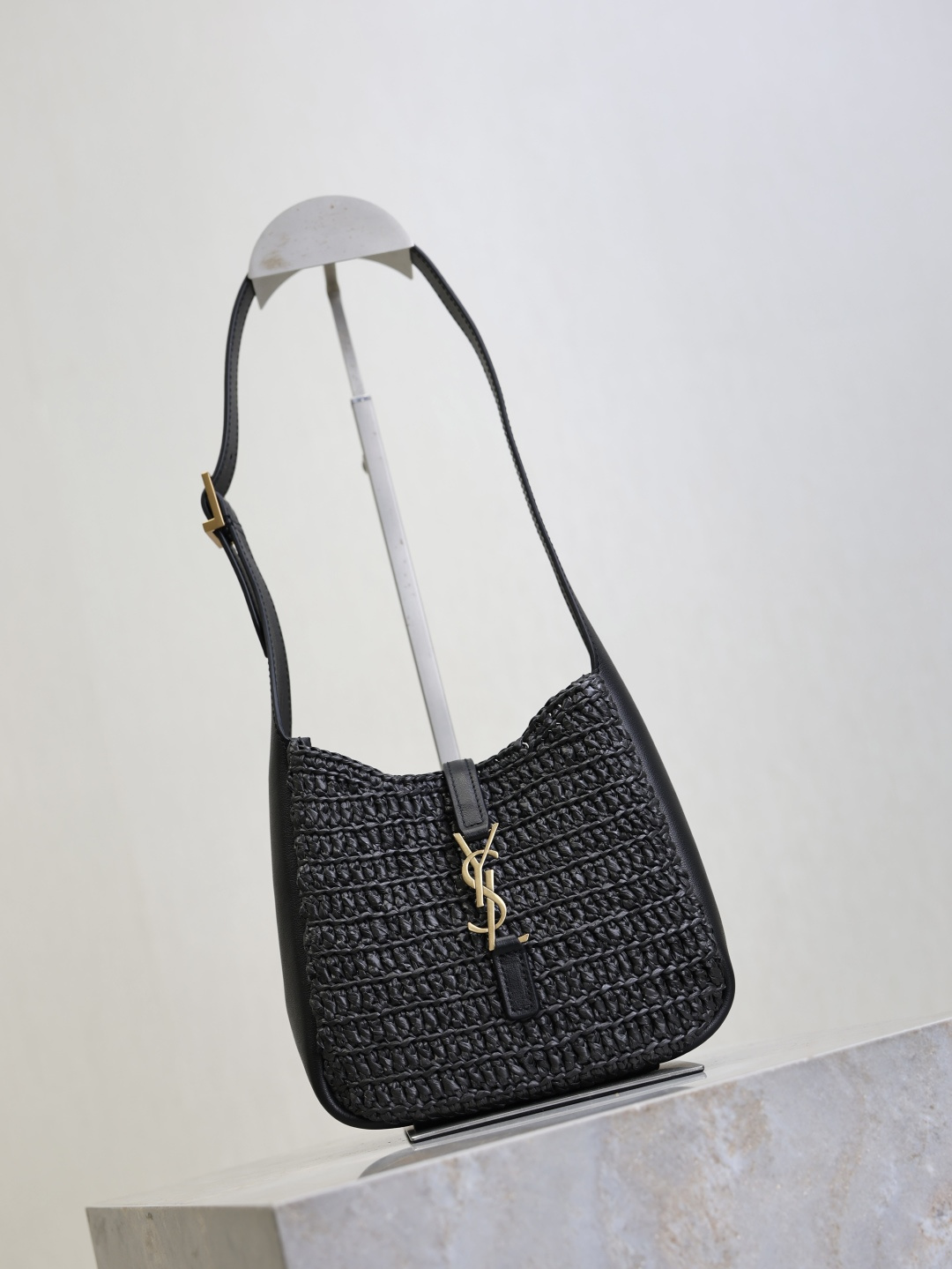 LE 5 À 7 mini tote in raffia