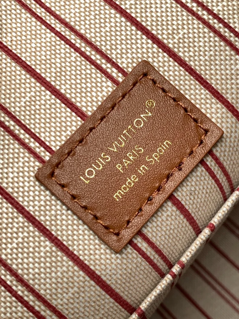 LOUIS VUITTON M25468 Low Key Hobo PM