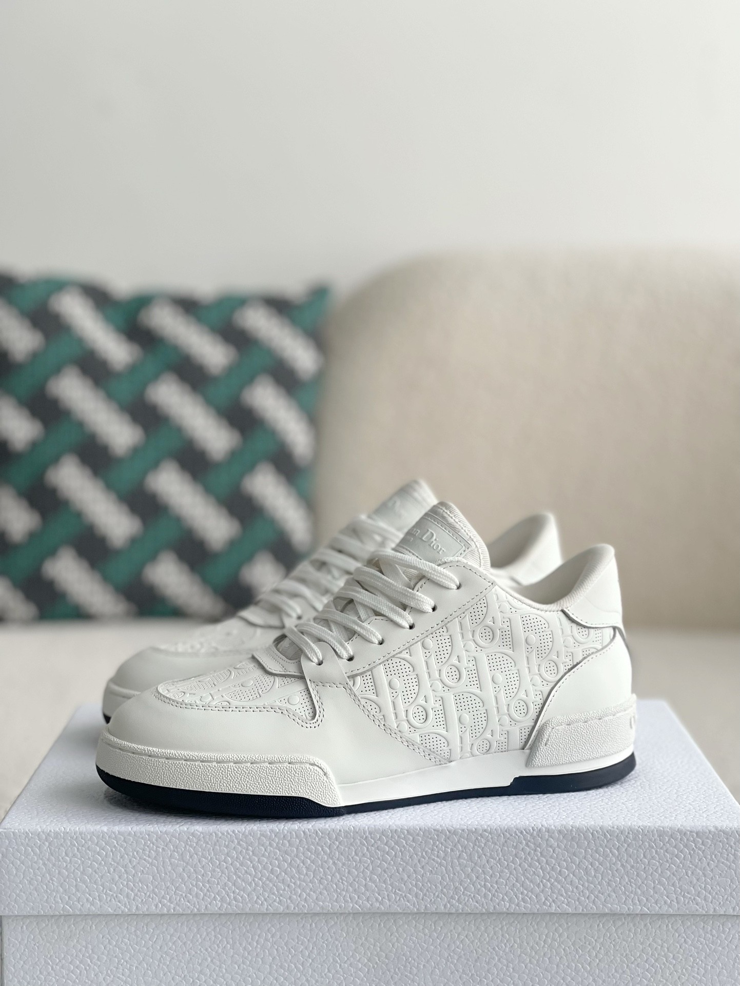 DR  Sneakers