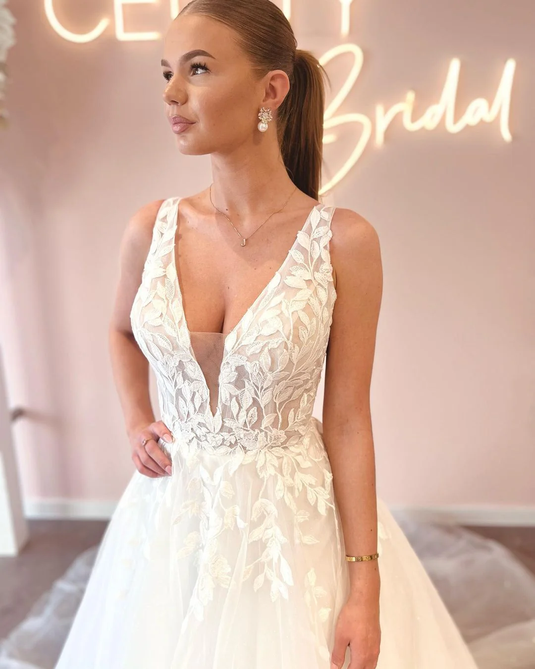 Elegant A Line V Neck Tulle Wedding Dress with Appliques