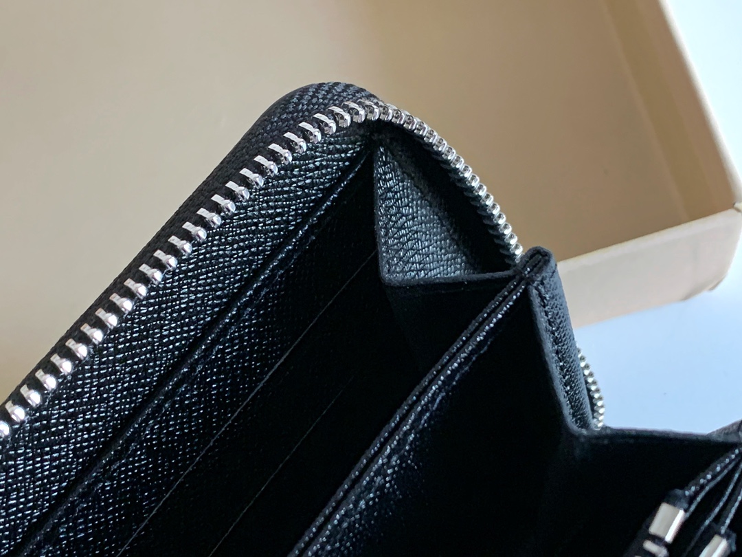 Q07：Louis Vuitton Zippy Wallet in Taiga Leather