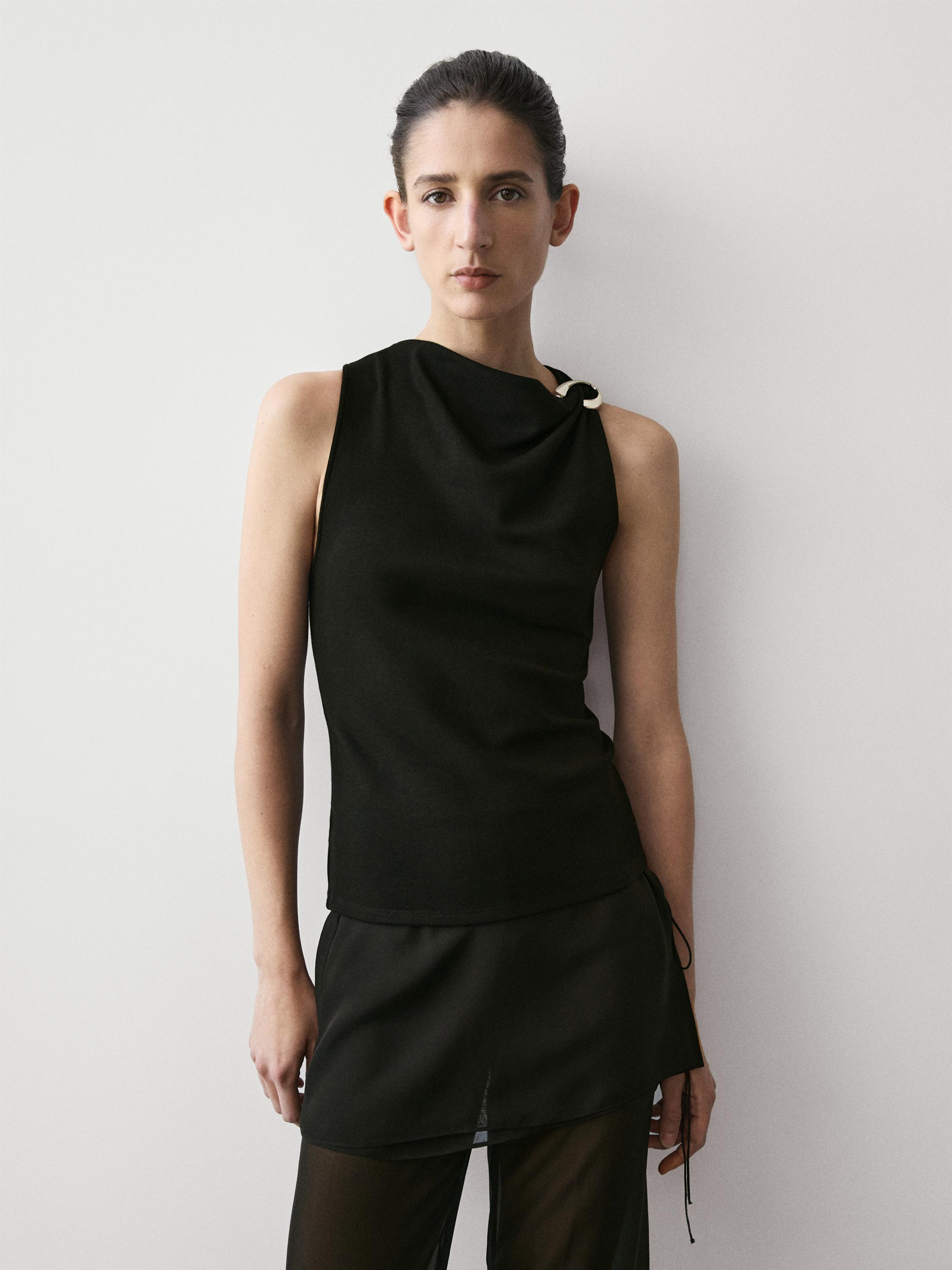 Top escote drapeado detalle broche