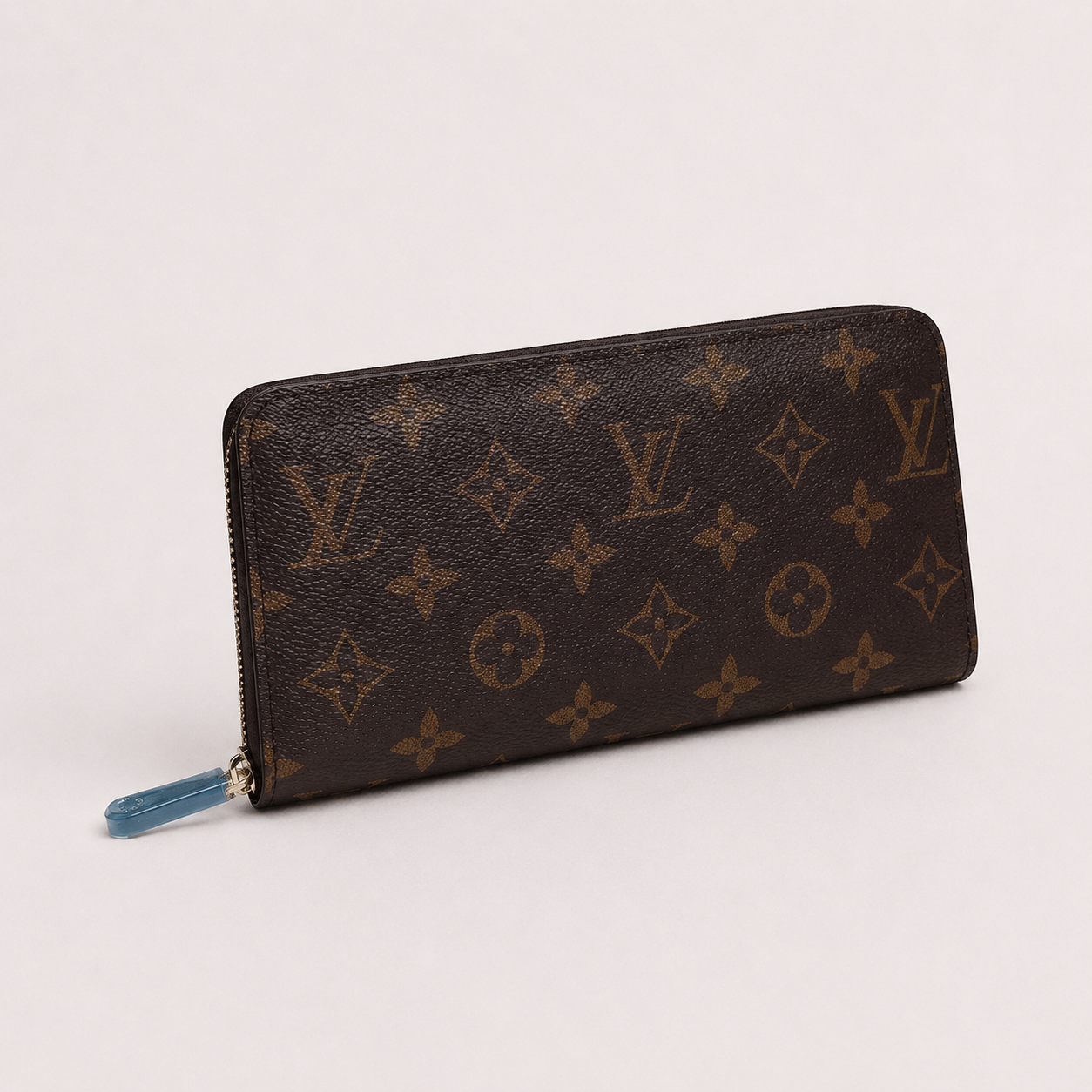 Q06：Louis Vuitton Zippy Wallet in Monogram Canvas