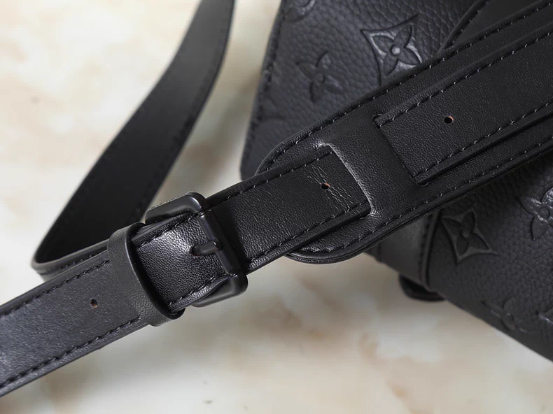 LOUIS VUITTON M28324 Christopher Messenger