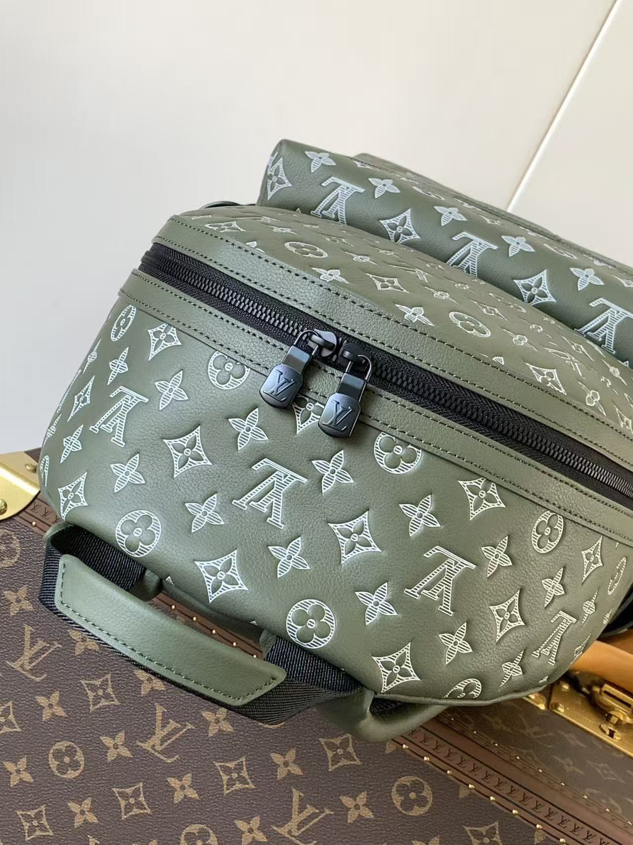 LV DISCOVERY Backpack 29*38*20CM（Multiple colors）