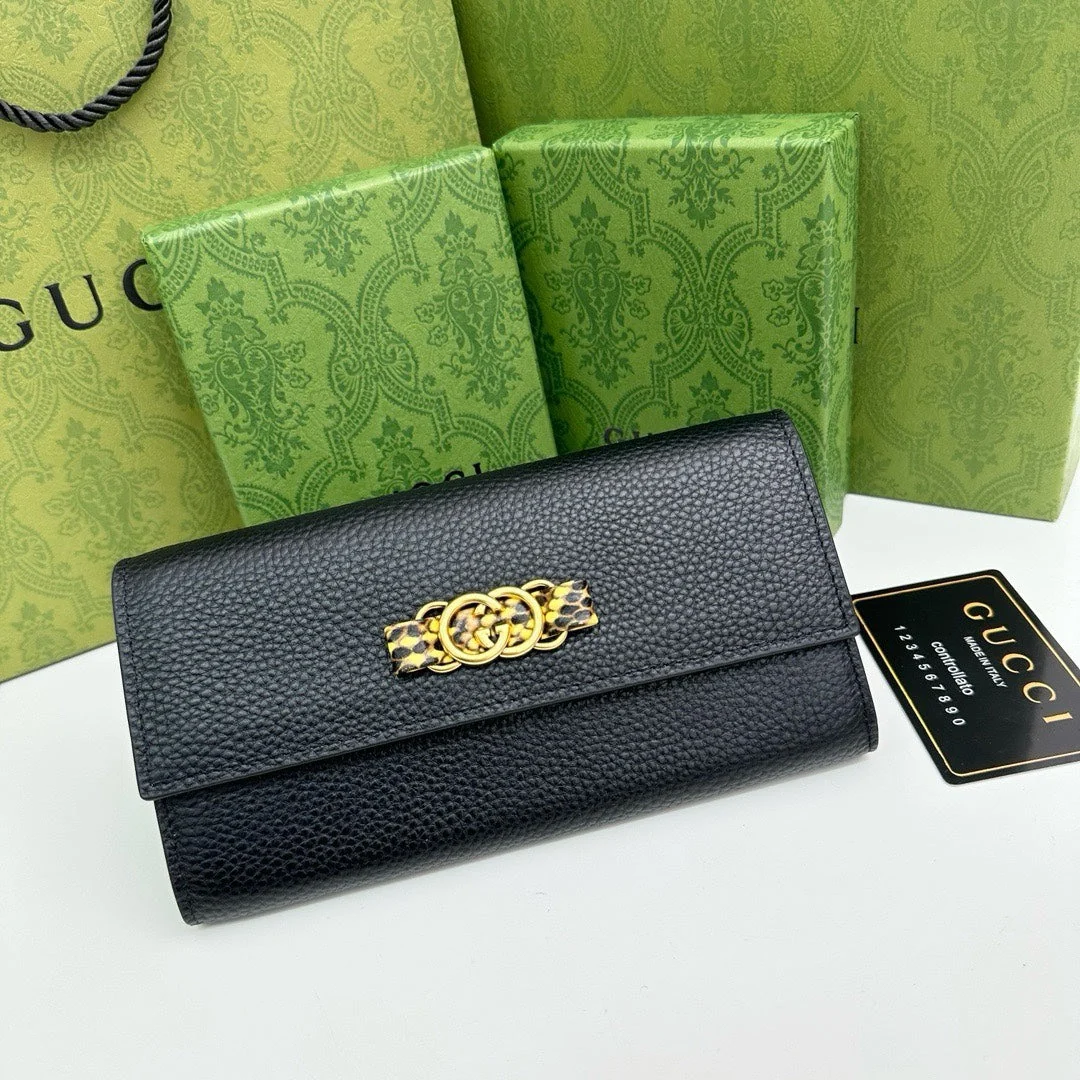 【Gucci】A popular staple for spring and summer! Its slim design makes it perfect for any occasion.