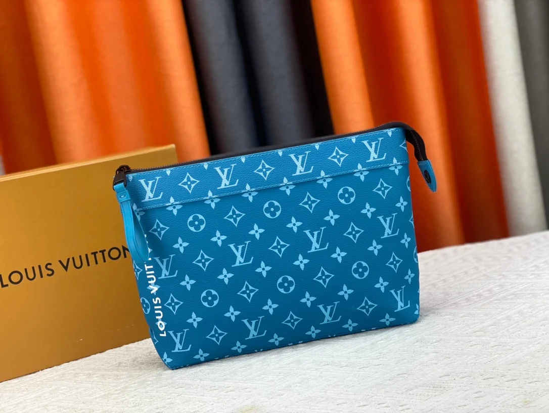 [Louis Vuitton] Pochette Voyage Souple - A new item this season, a perfect piece for carrying by hand.