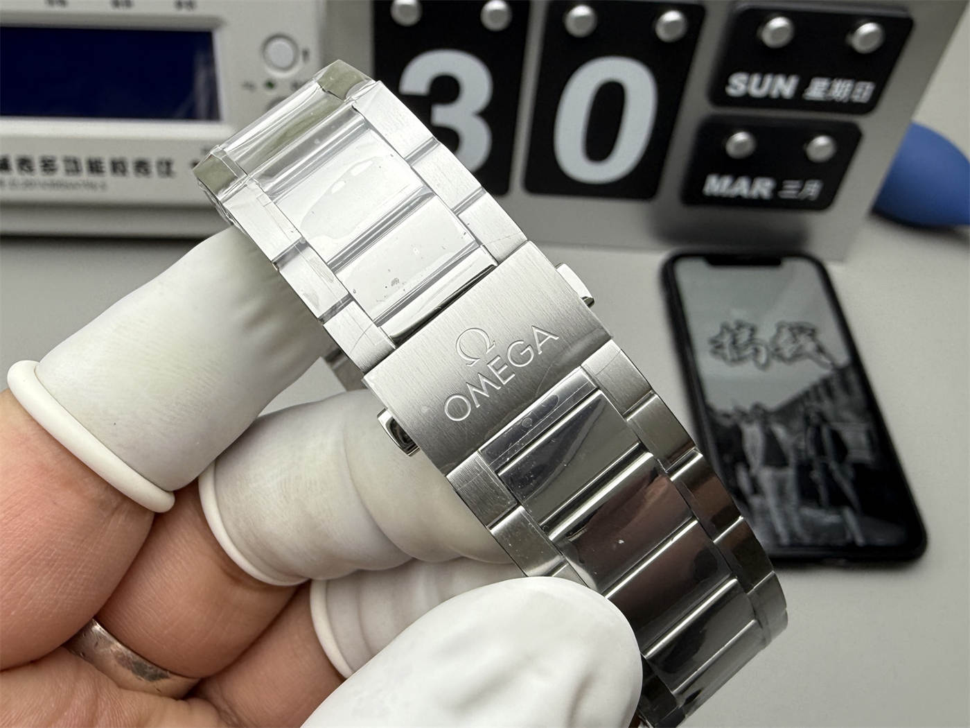 Omega Seamaster 220.10.41.21.02.001 Replica – 41mm Silver Dial Stainless Steel Watch