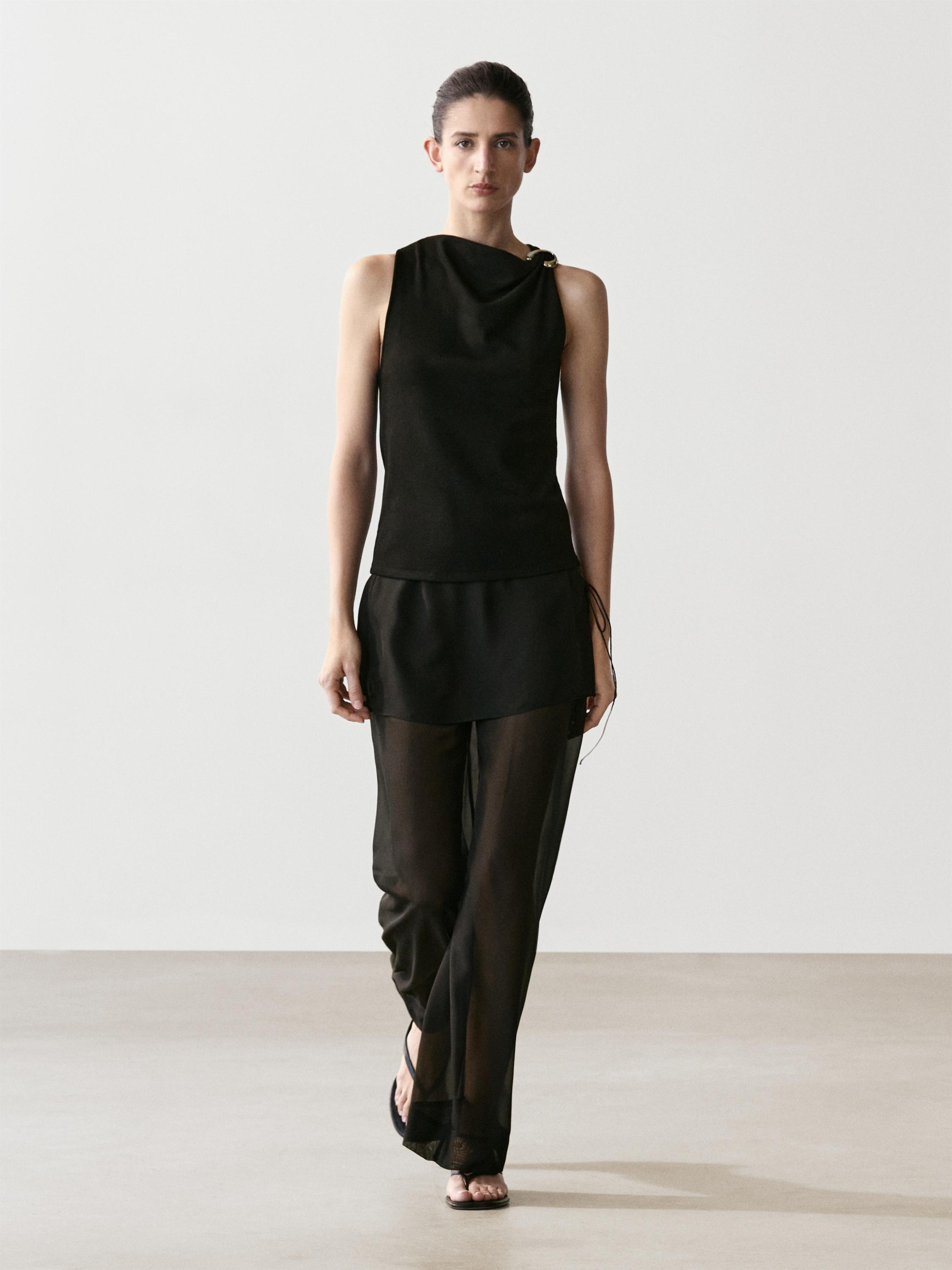 Top escote drapeado detalle broche