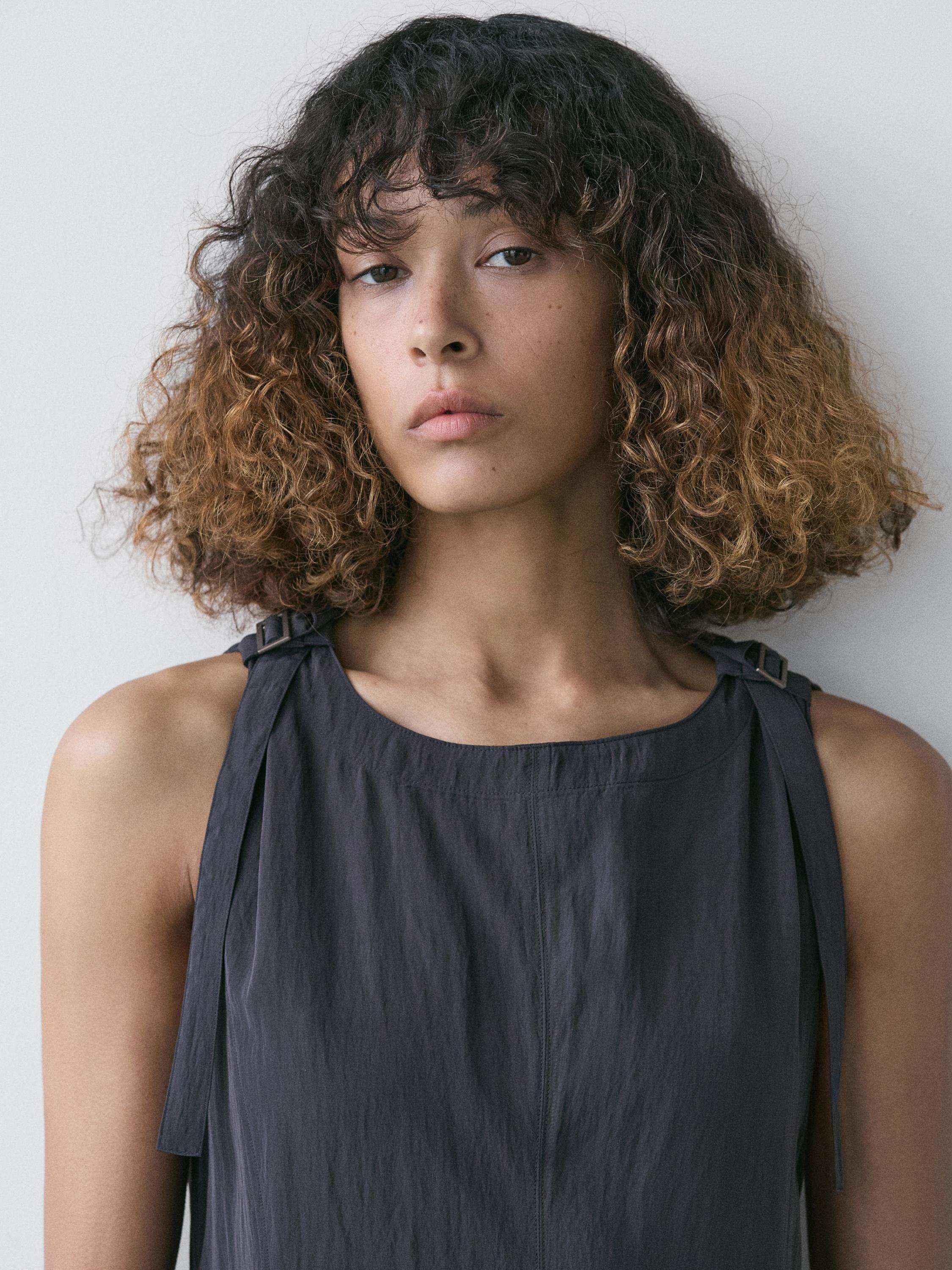 Vestido midi fluido detalle hebillas
