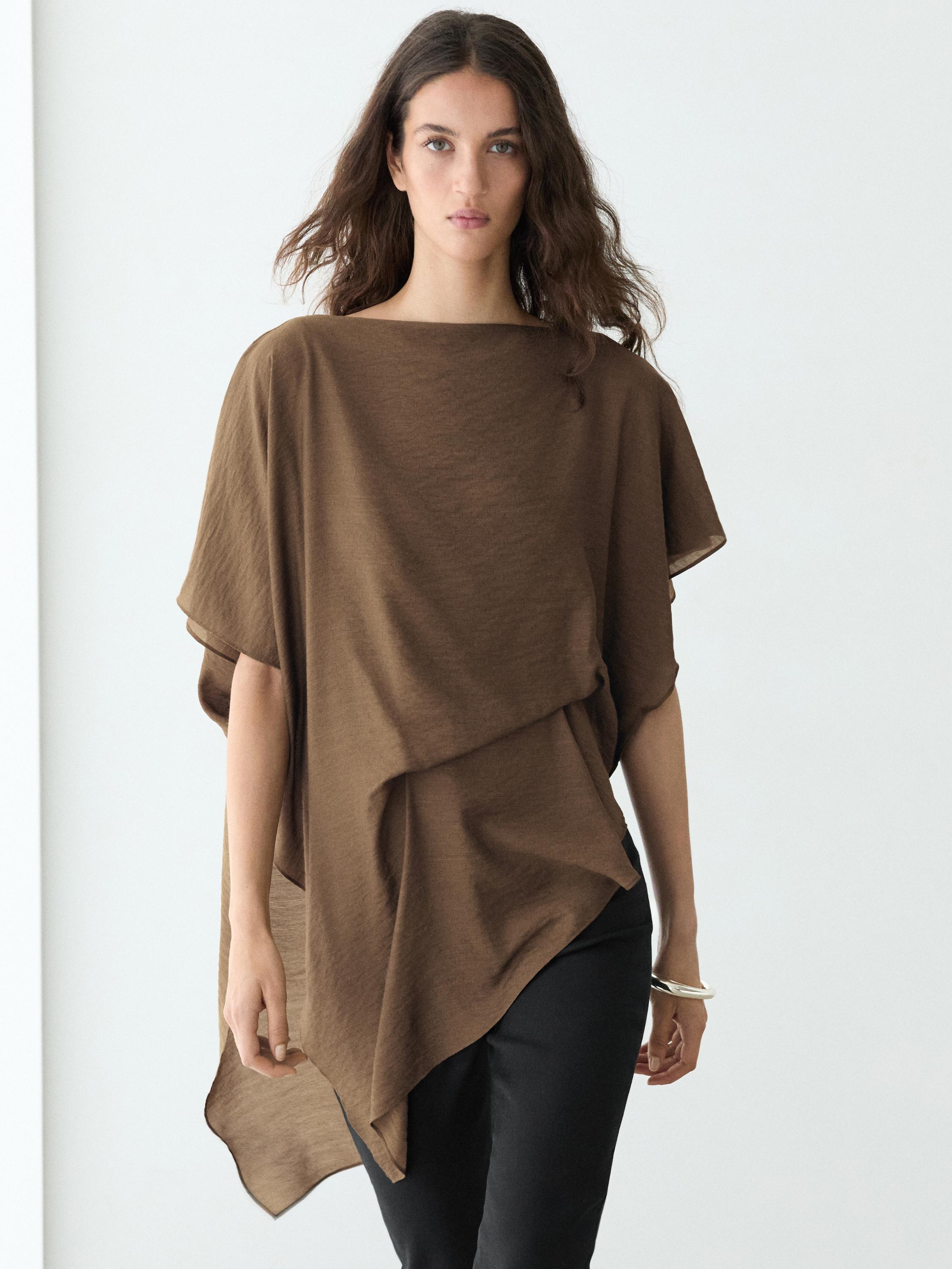 Blusa fluida asimétrica estilo capa