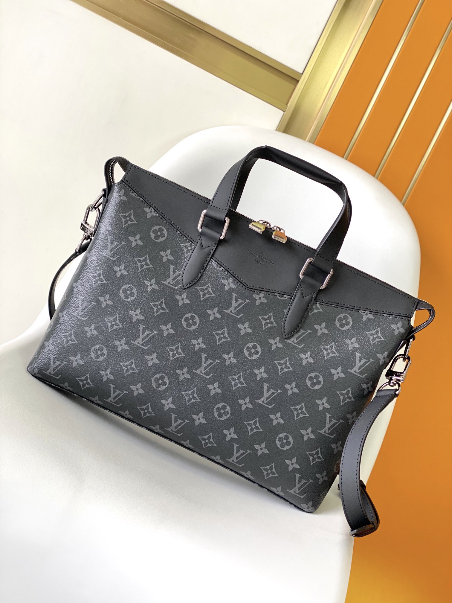 LV Eclipse Monogram M40566  Size：39*30*10cm