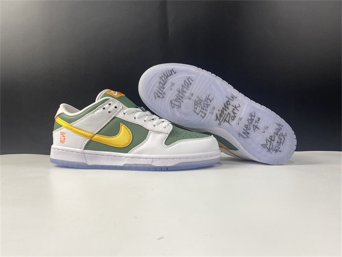 NK Dunk Low SE NY vs. NY DN2489-300