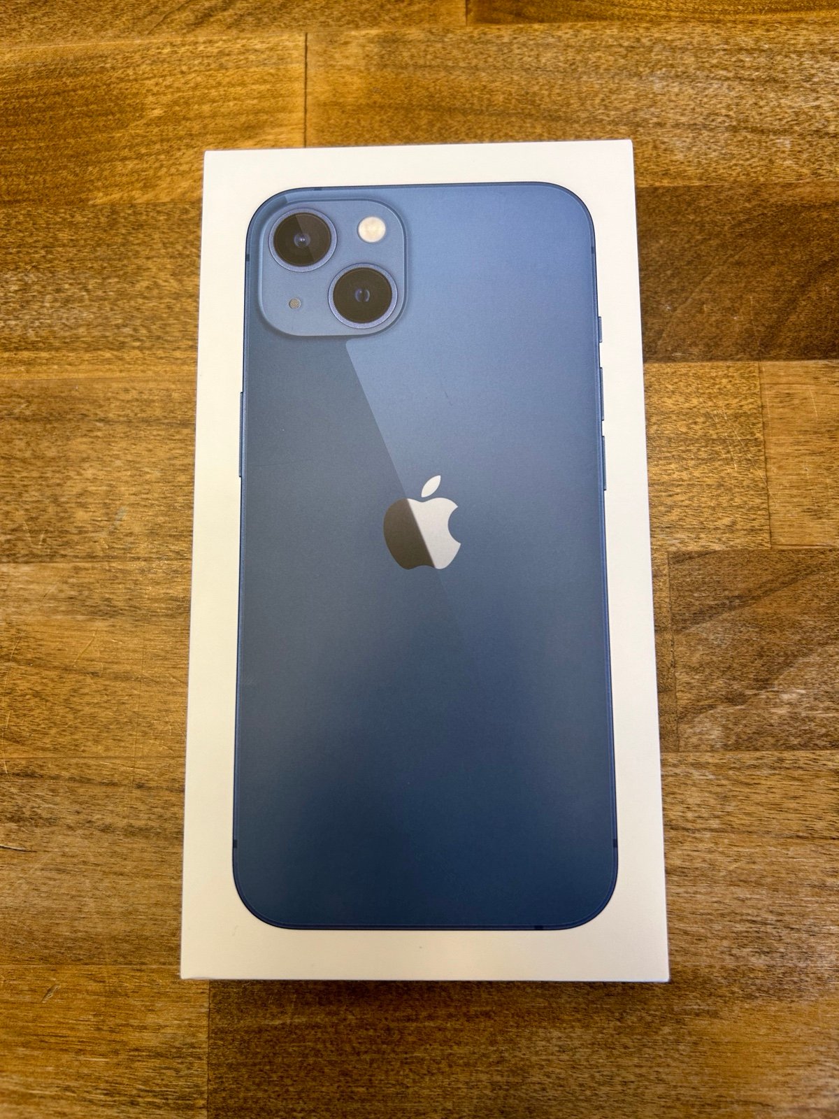 2 iPhone 13s 3F78