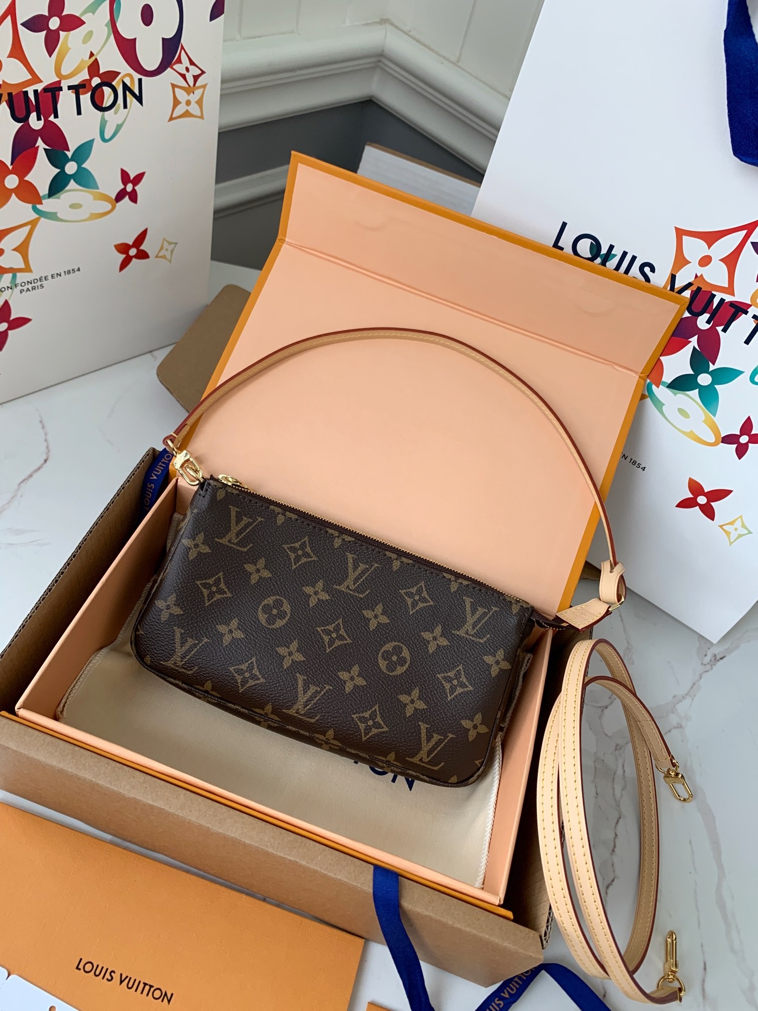 LV M40712   23.5*13.5*4cm