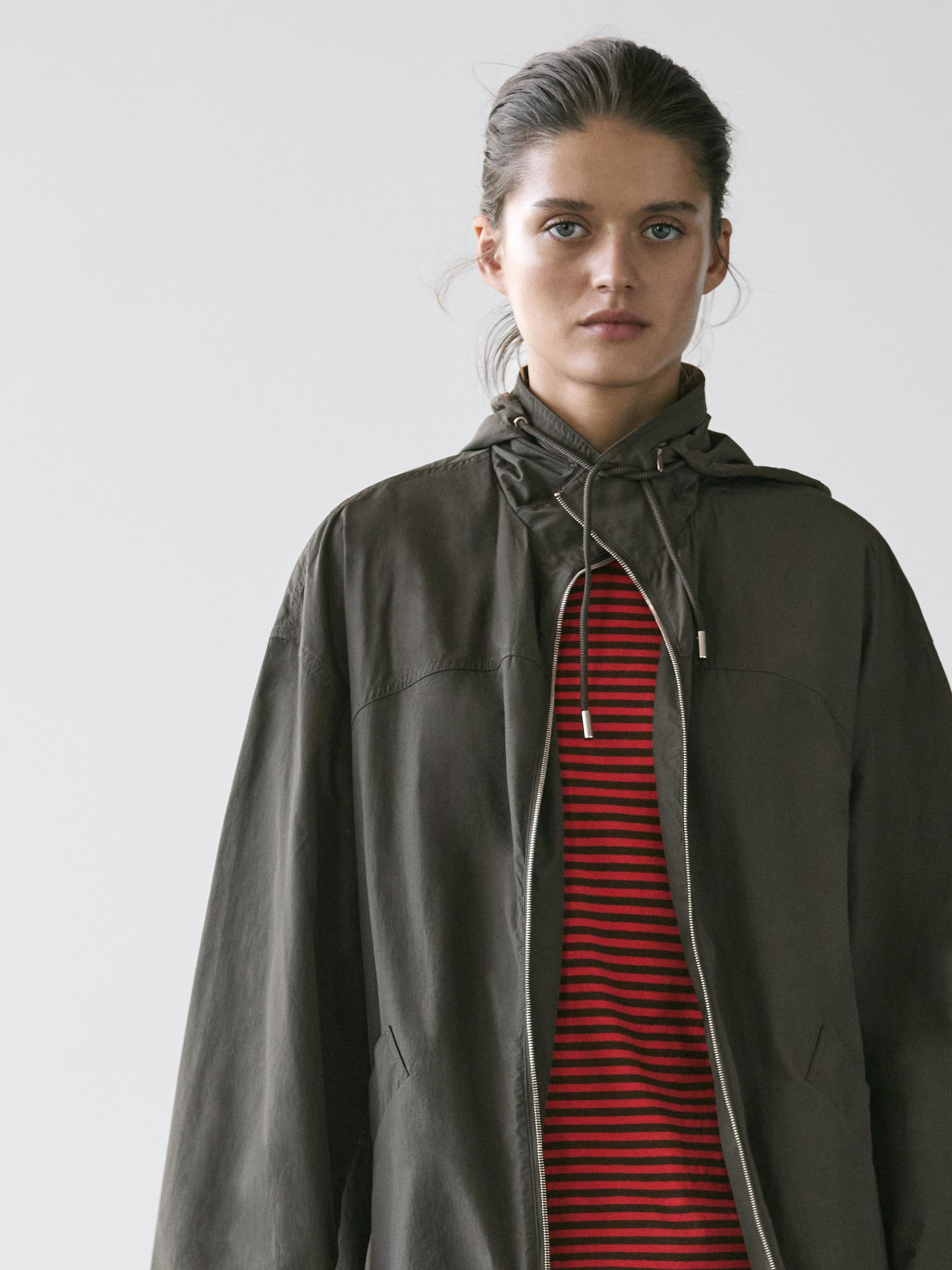 Trench tejido técnico con capucha