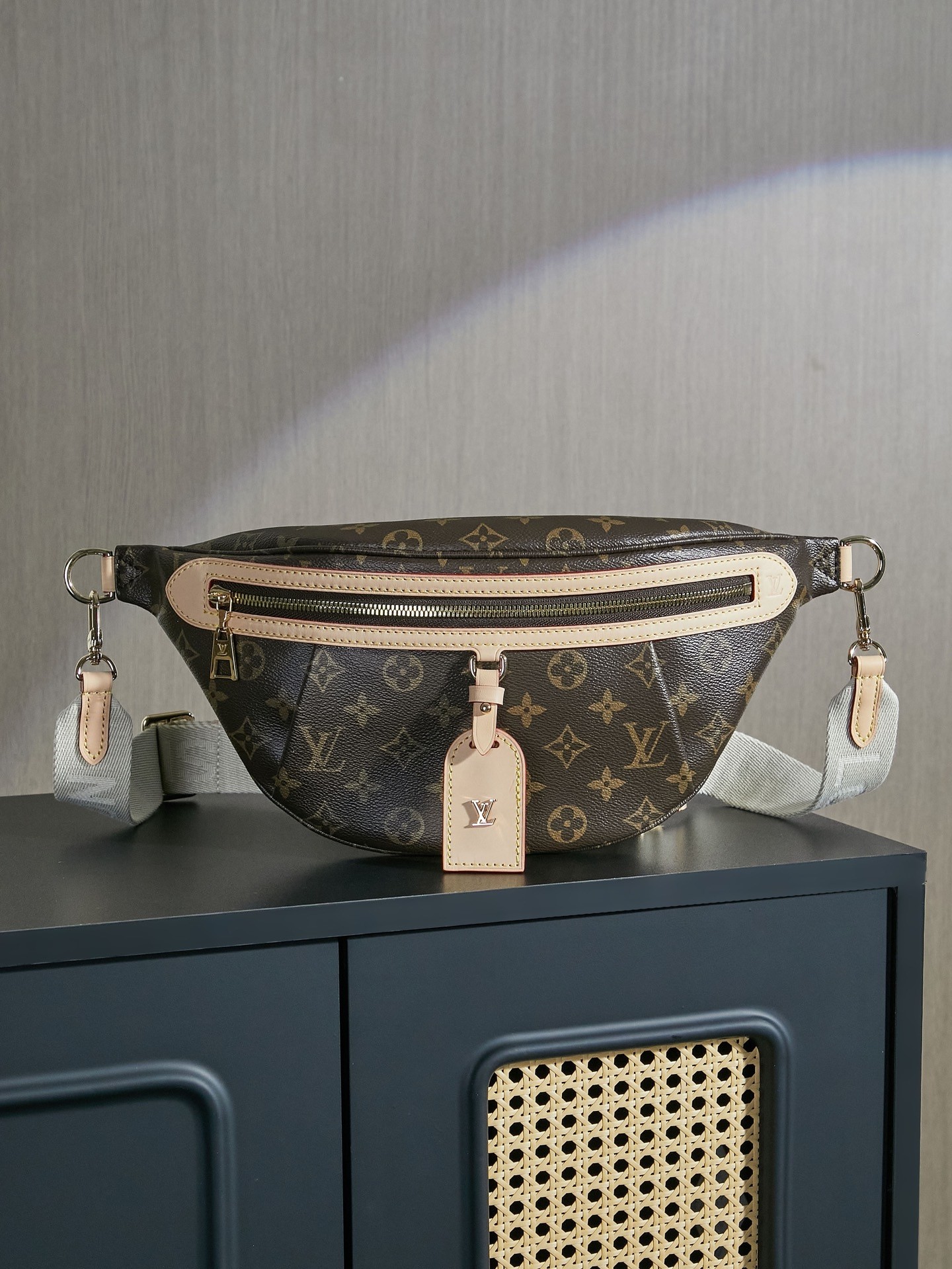LV Bumbag Pockets 38x16x8cm
