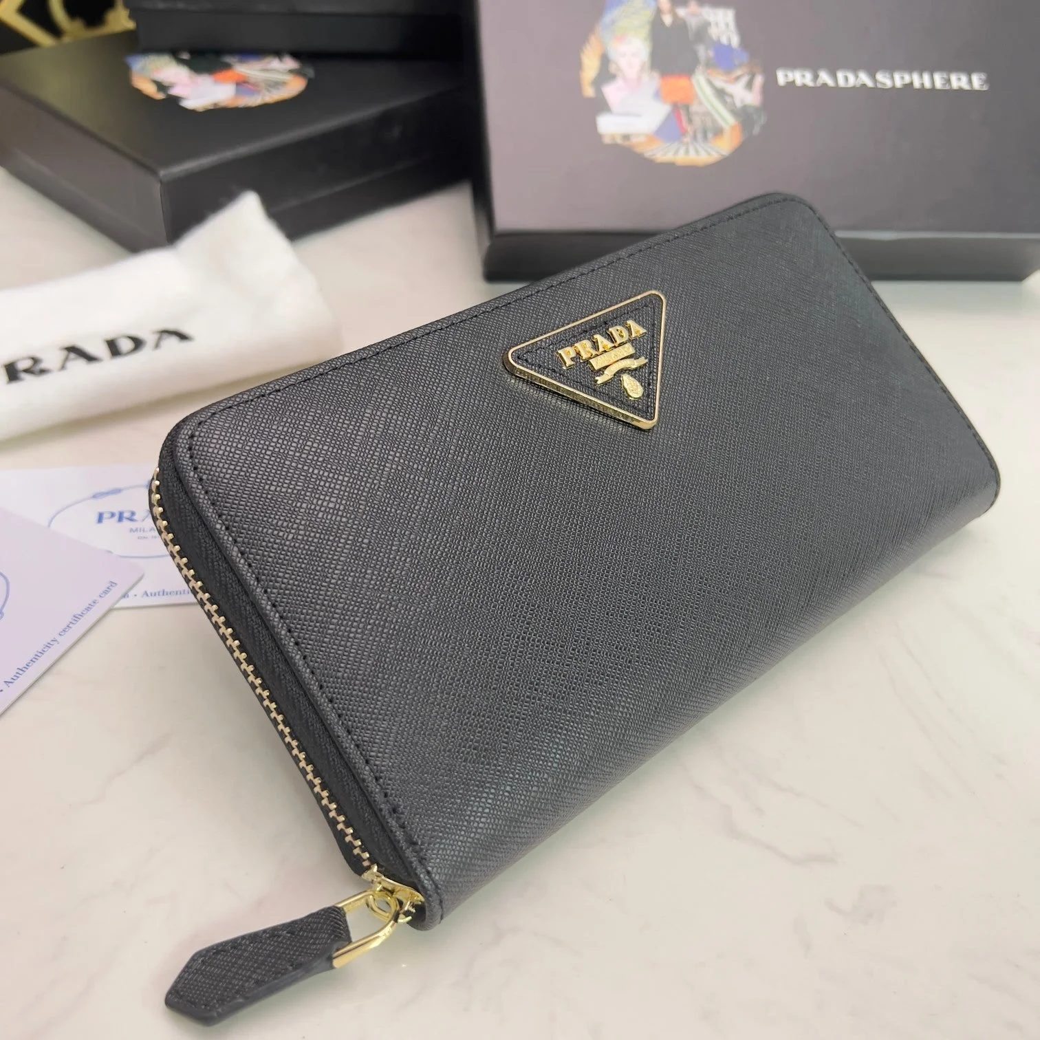 [Prada] Classic zippered long wallet with a gleaming triangular logo - an elegant and timeless model.