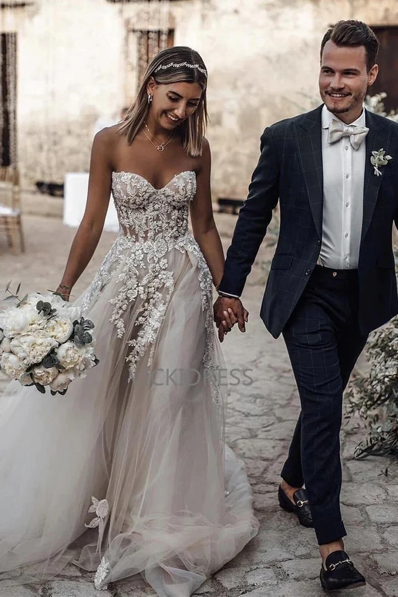 Glamorous Tulle A-Line Appliqued Wedding Gown