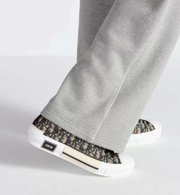 DR B23 League Low-Top Sneaker
