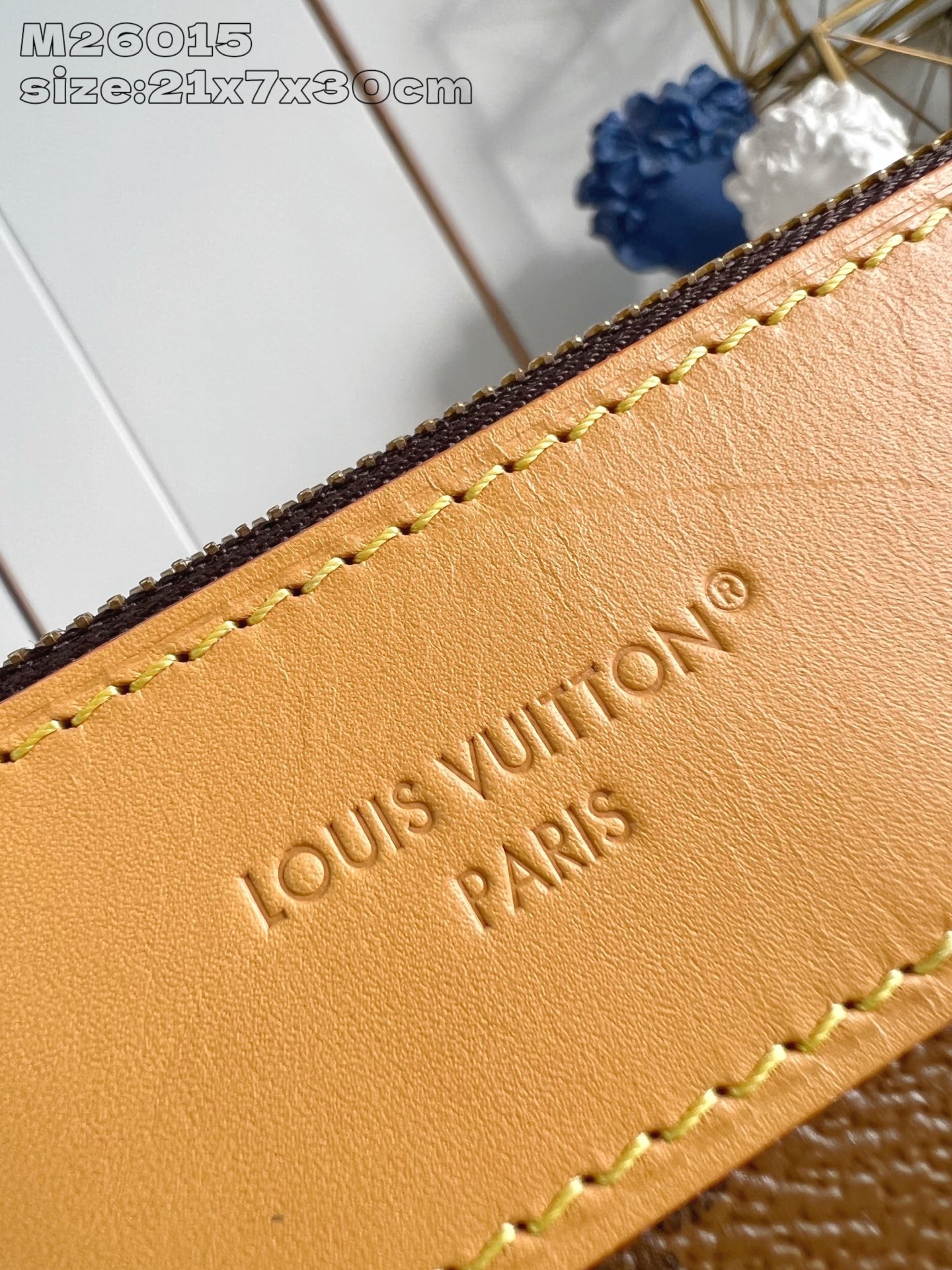 LV Pochette Voyage Souple  Clutch bag M26015 Size：21x7.5x30cm