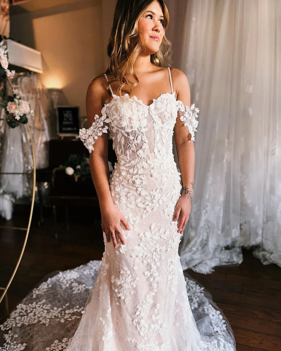Elegant Mermaid Off-the-Shoulder Lace Wedding Dress