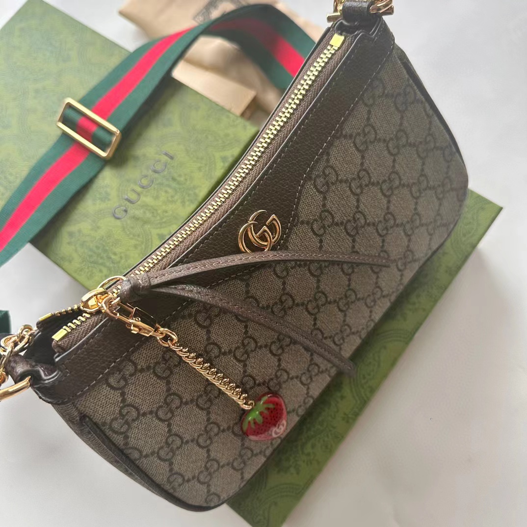 Fashion 9.8″x5.9″x2.6″ With Strawberry pendant Adjustable strap Handbag BB-921058