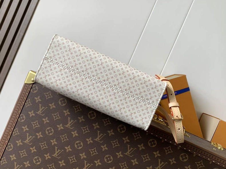 LOUIS VUITTON M15138 OnTheGo PM