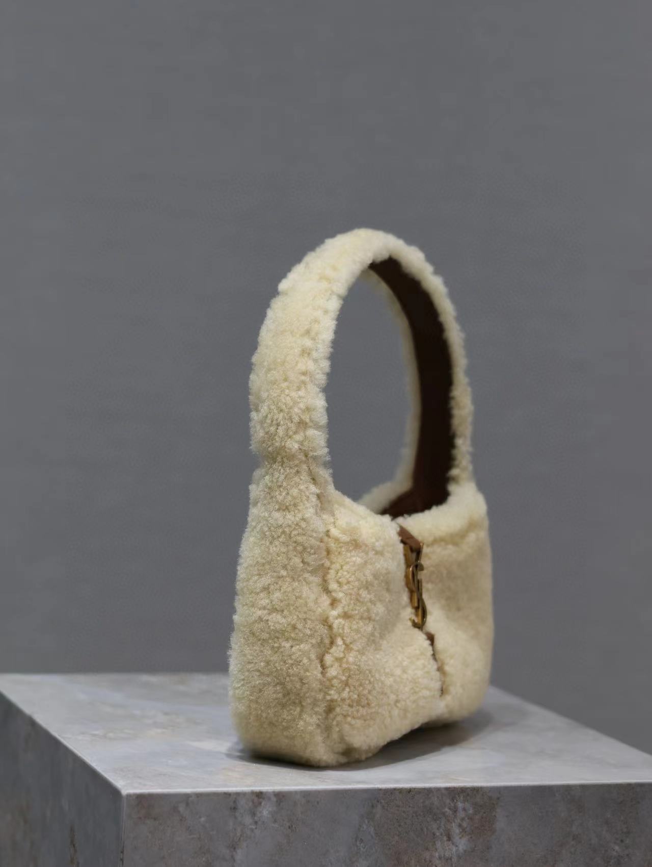 7.5″x4.5″x1.8″ Cashmere Handbag BB-921169