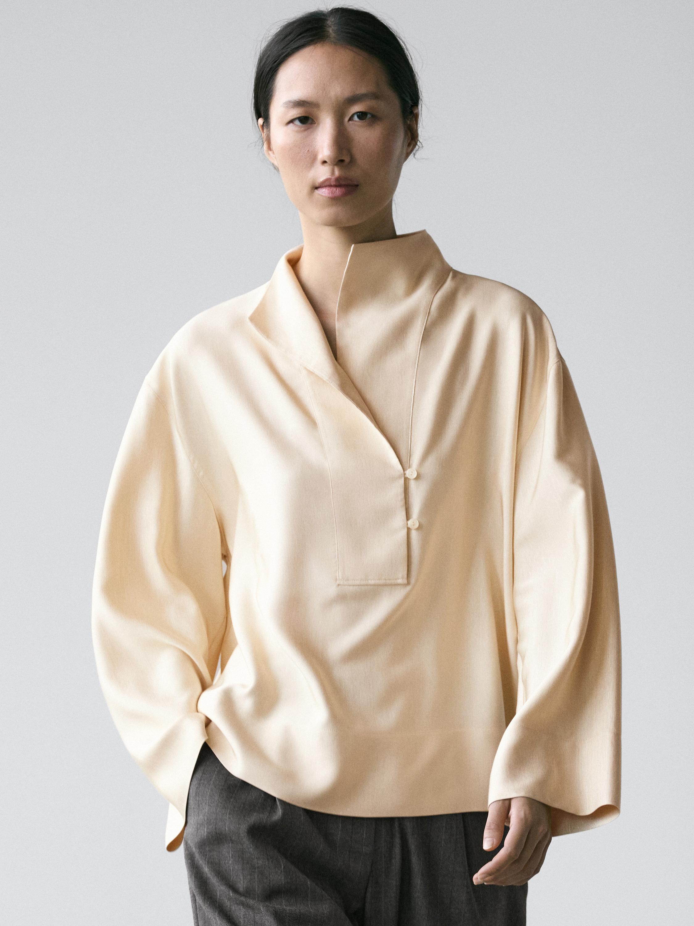 Blusa fluida detalle pechera