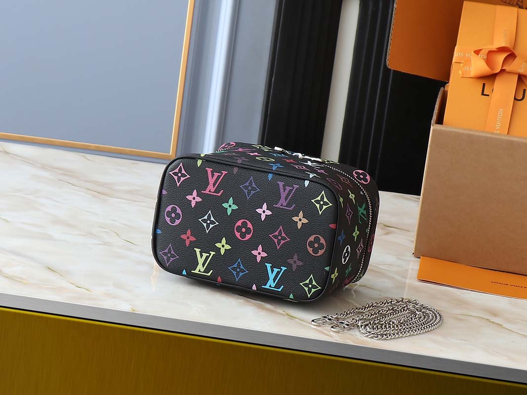 New Big: 7.9″x5.3″x4.7″ Small: 5.5″x4.0″x3.3″ Leather makeup bag With chains BB-928087