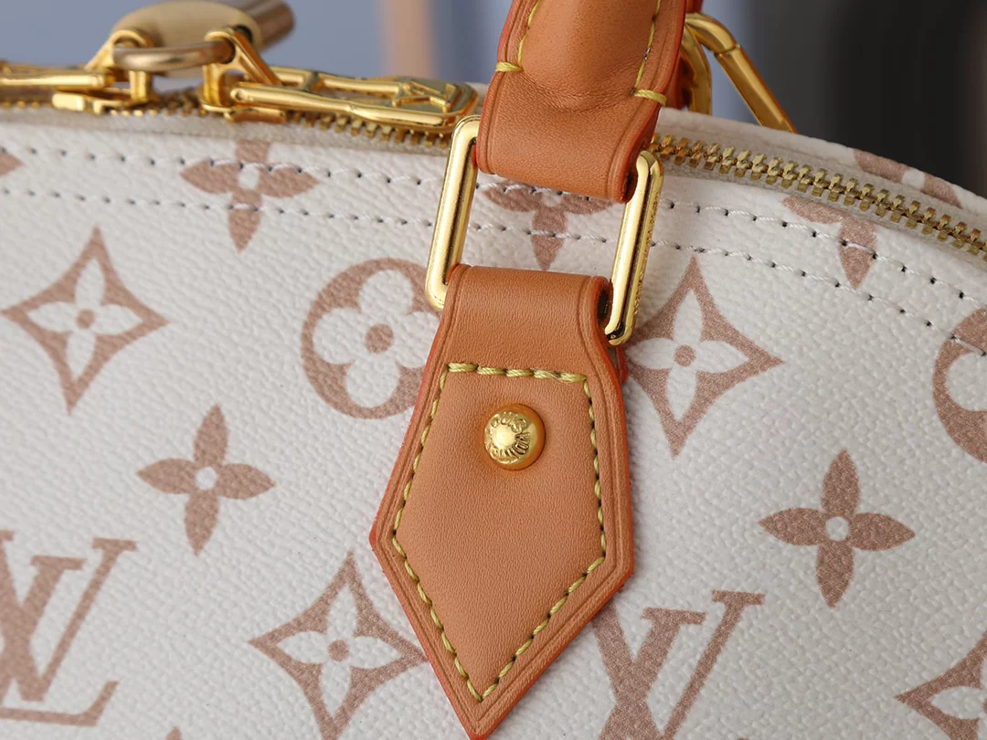 Genuine leather mini:7.1″x4.7″x3.1″ Small:9.8″x7.5″x4.7″ Big:12.6″x9.4″x6.3″ Woman’s Handbag BB-921968