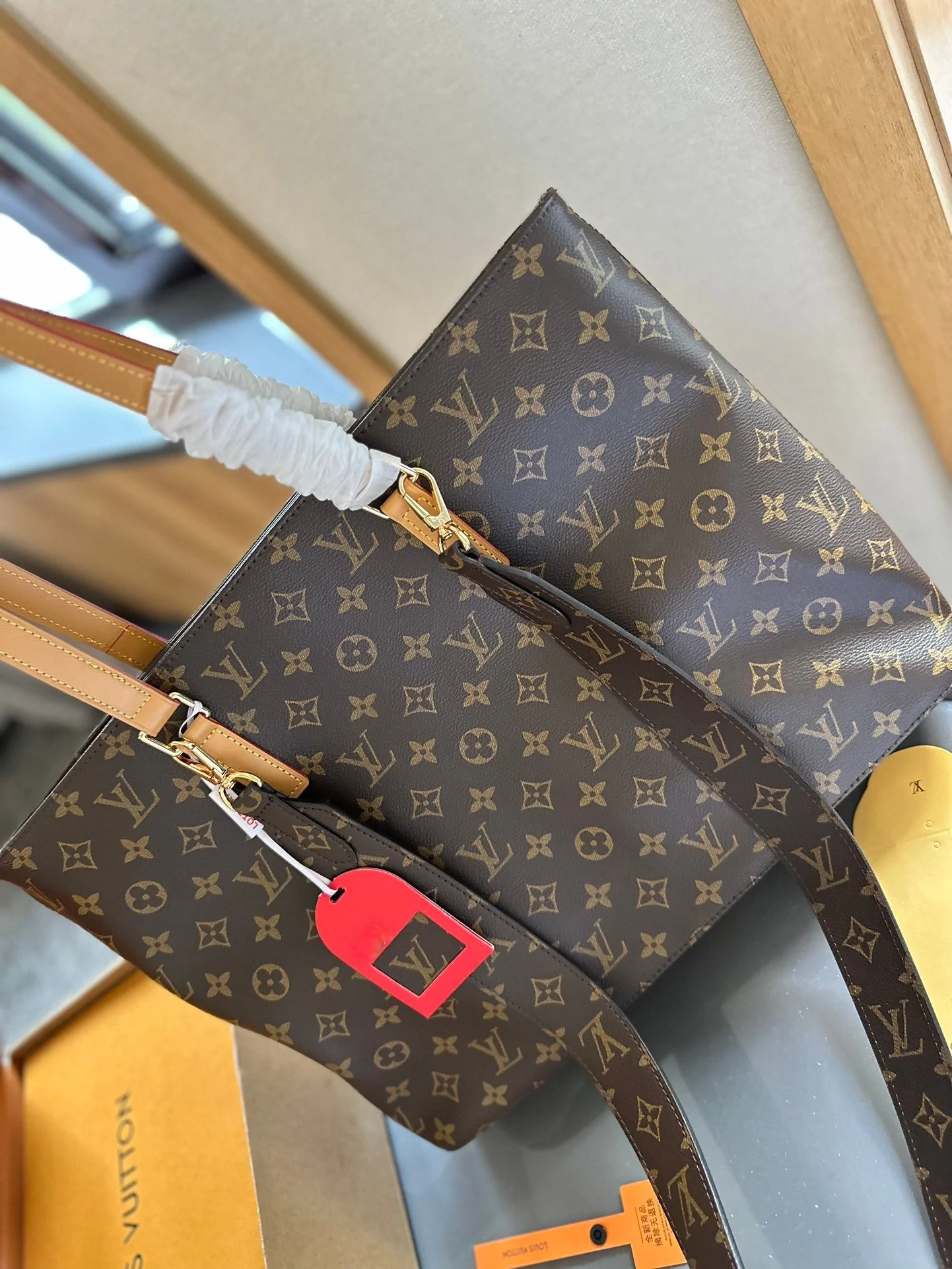 【Louis Vuitton】◆GRACEFUL｜A tote bag that gives a modern twist to a retro style♪ Limited stock remaining!