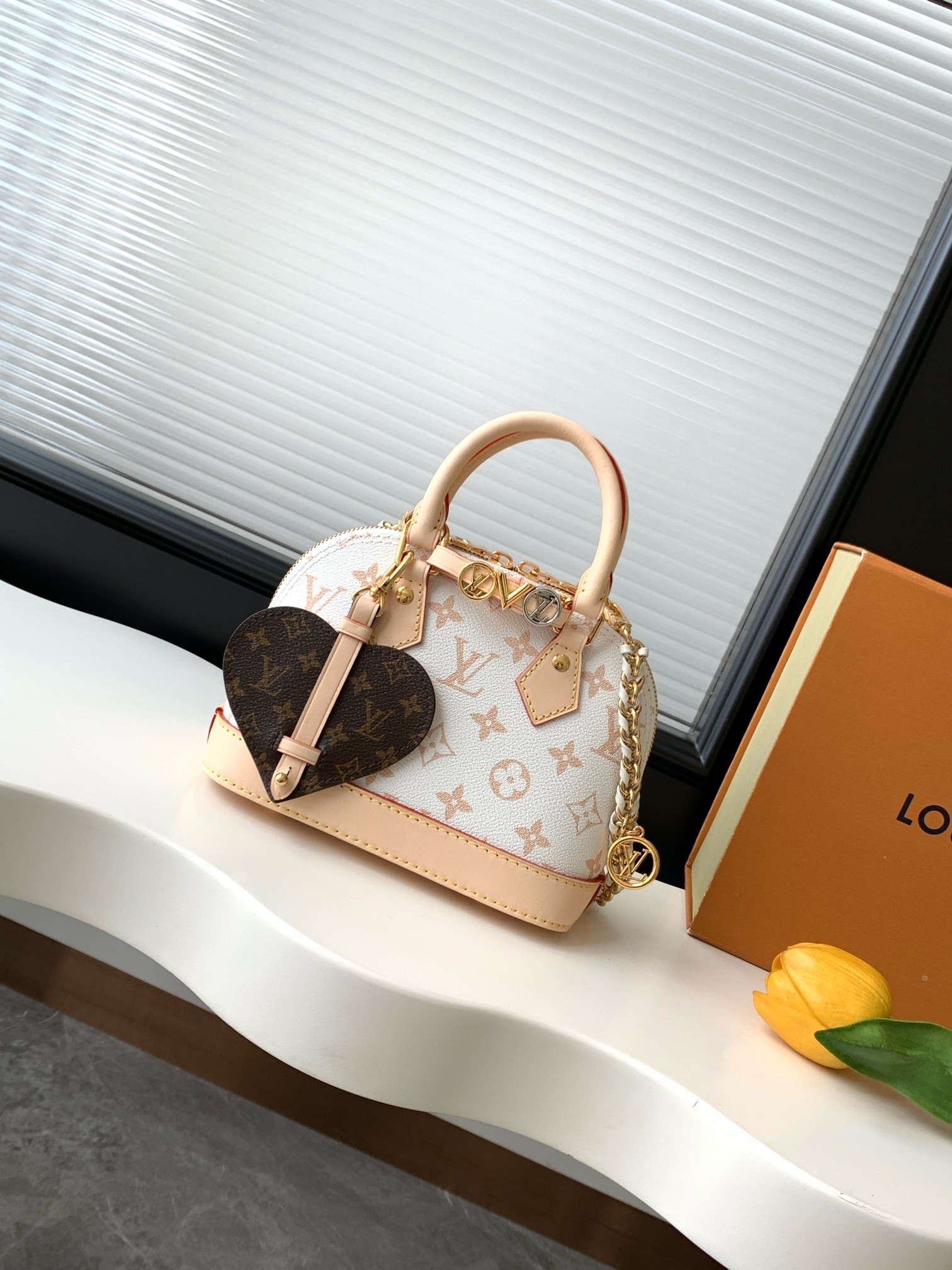 LV Alma Mini M14339 Size:18x12x8cm