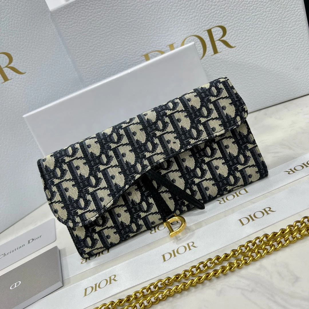 [Dior] A modern and urban wallet that suits any occasion.