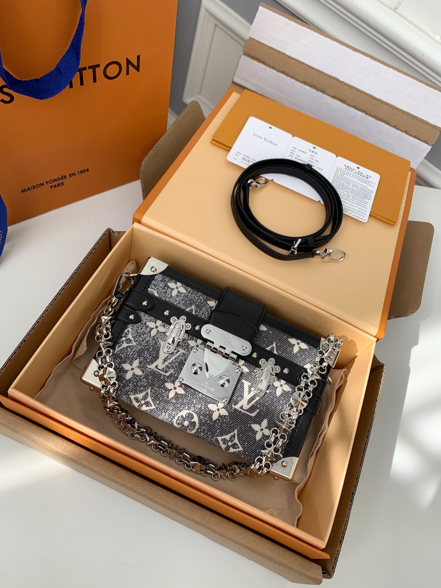 LV PETITE MALLE M21462 size：20*12.5*6m