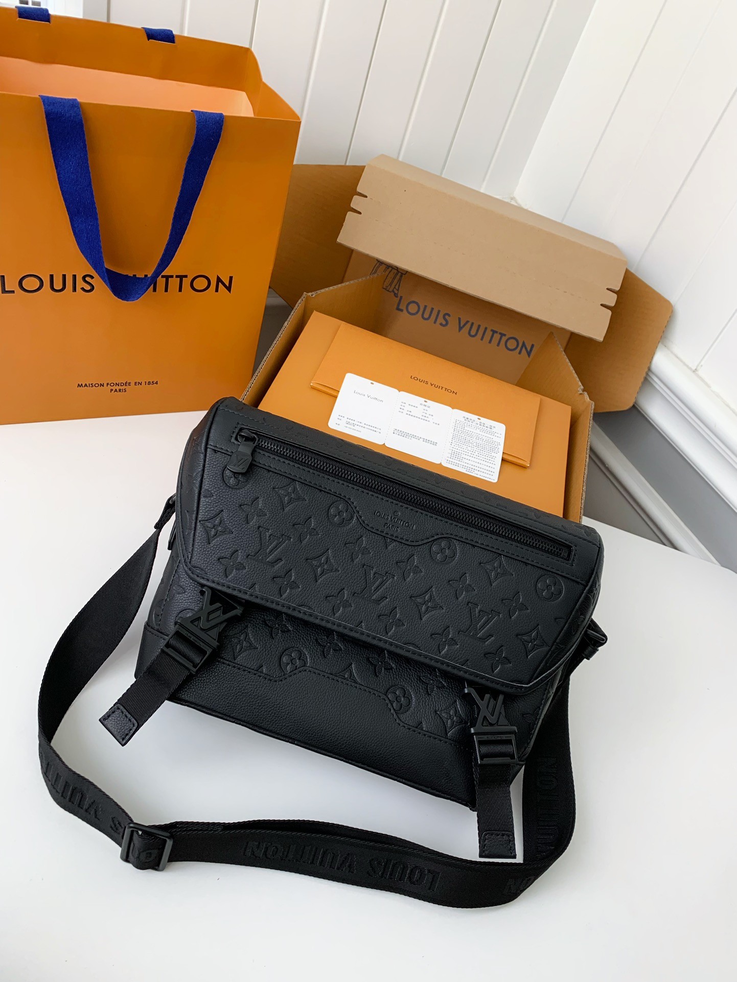 New LV VOYAGER small men's messenger bag M25121 Size: 33*22.5*11cm