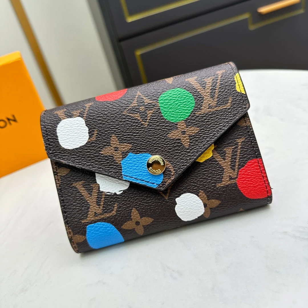 [Louis Vuitton] LV x YK Zippy Wallet: A fusion of art and practicality. Limited quantity.