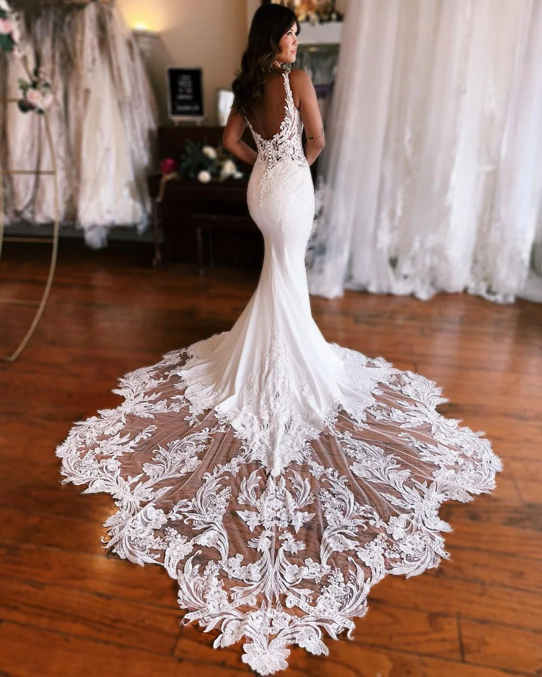 Elegant Mermaid V Neck Satin Wedding Dress with Appliques