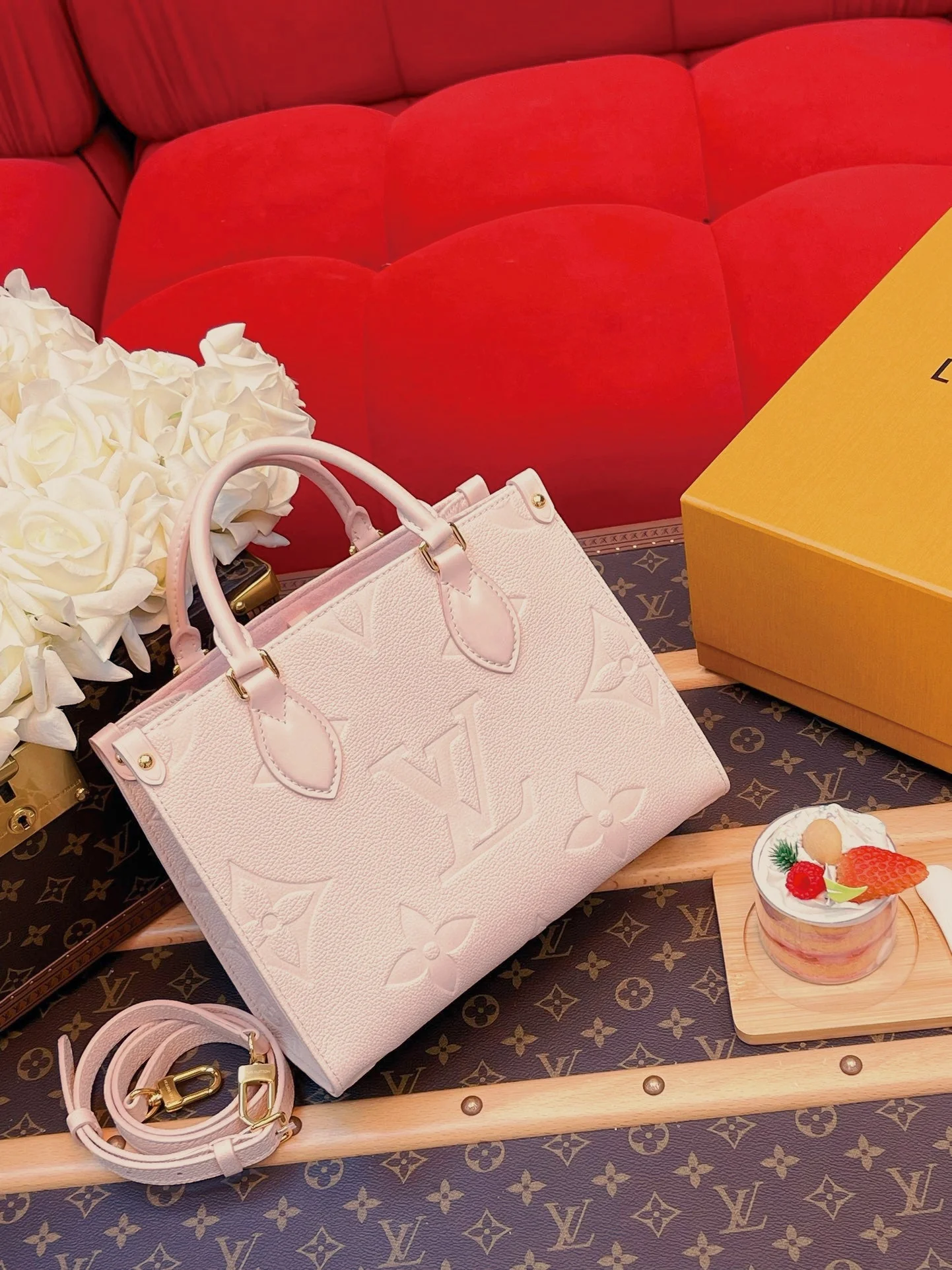 [Louis Vuitton] Elegant and cute design ★ Rare OnTheGo PM