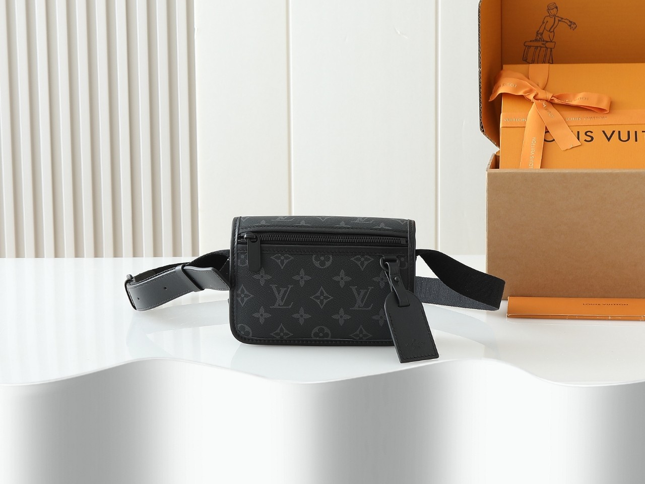 LV Messenger Bags M12599 19x12x7cm