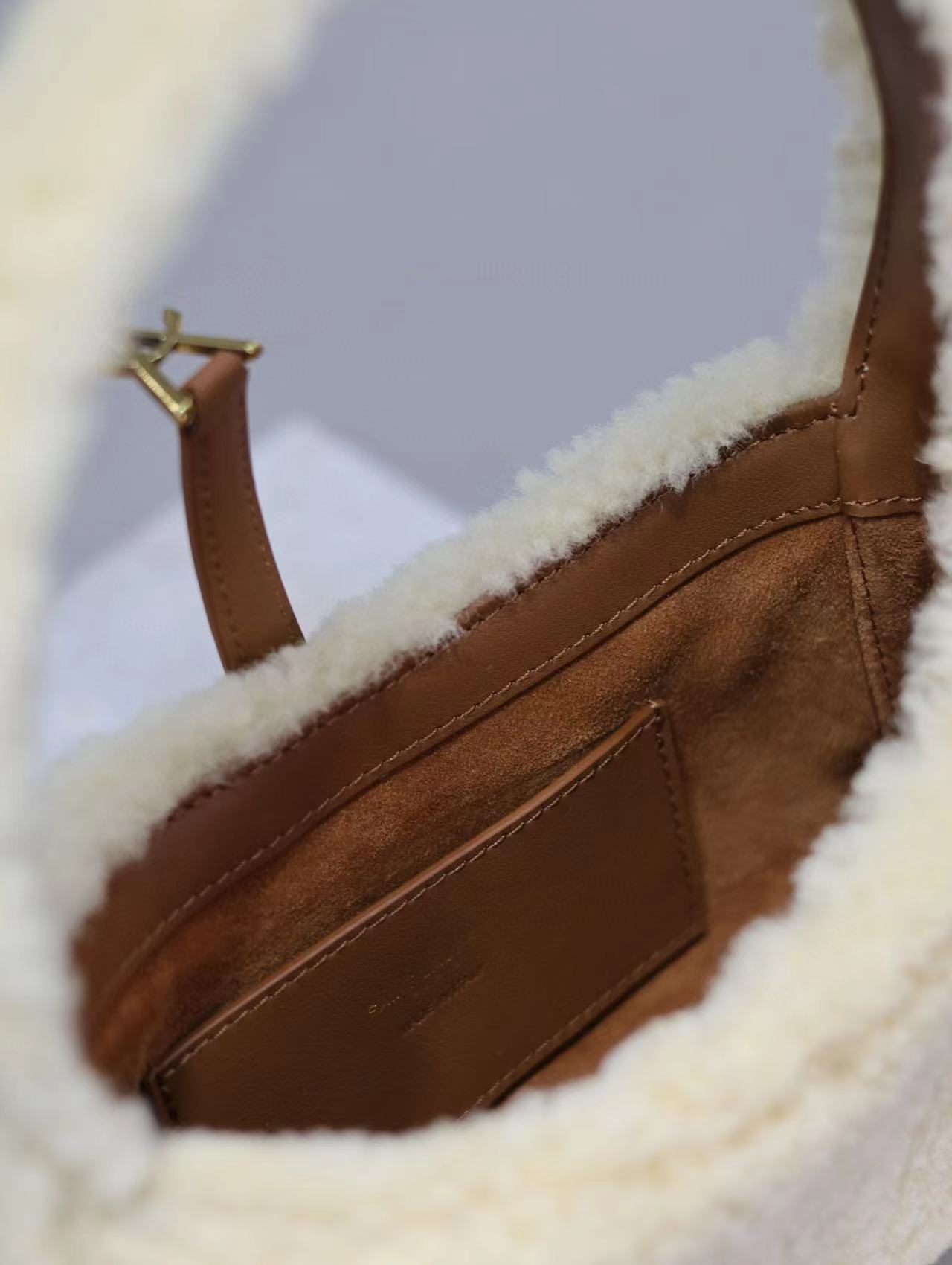 7.5″x4.5″x1.8″ Cashmere Handbag BB-921169