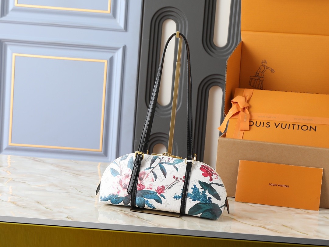 LV Hang On M13086 Size：32x15x6cm