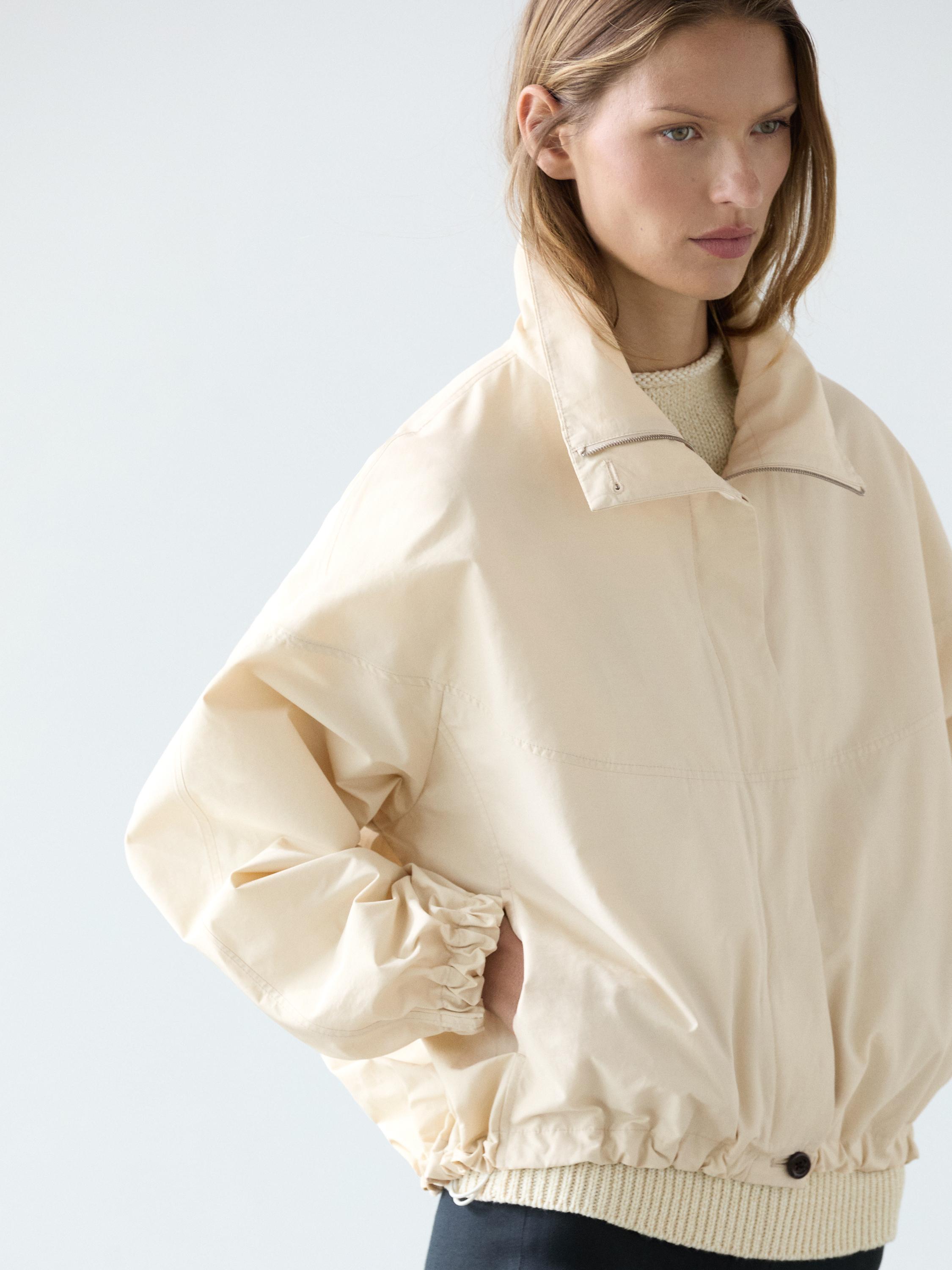 Chaqueta bomber abullonada cuello alto