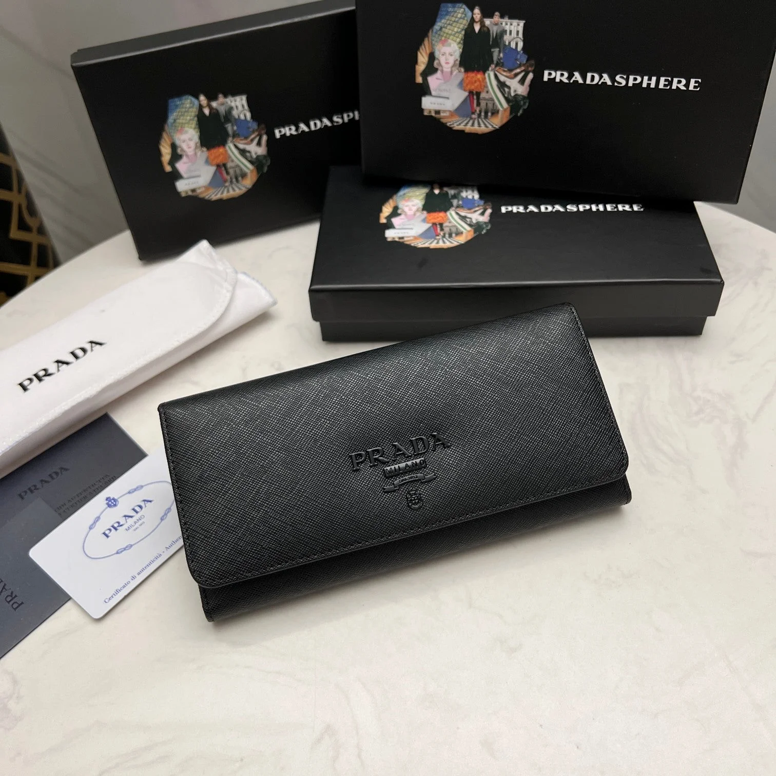[Prada] A flap wallet that combines beauty and functionality - a must-have this season