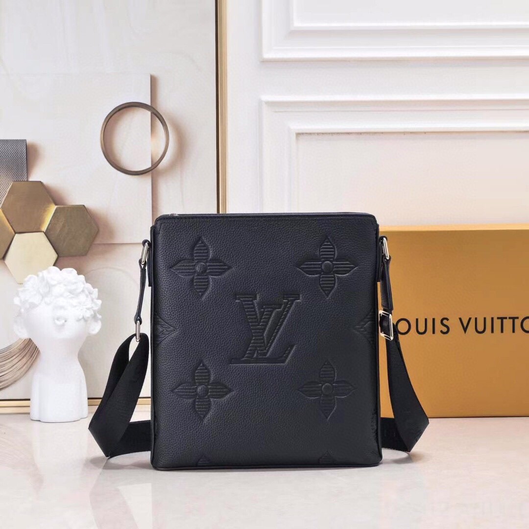 LV Messenger Bags Size：28x26x5.5cm
