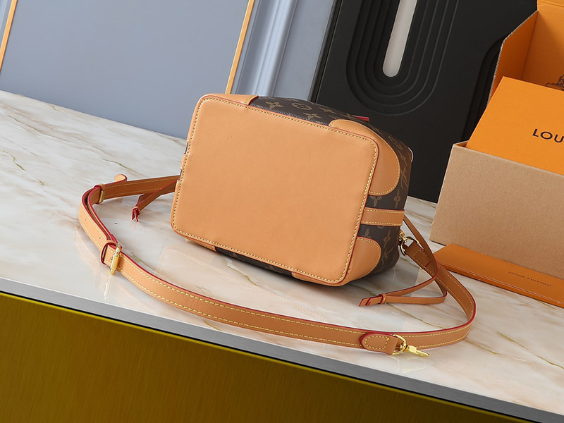 Big: 8.7″x7.5″x9.1″ Small: 4.7″x4.7″x4.7″ Leather Handbag with Adjustable Strap BB-921538