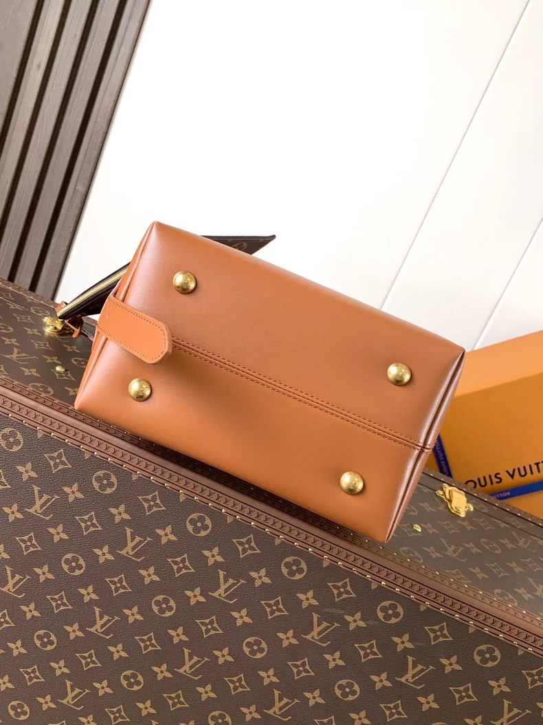 LOUIS VUITTON M25468 Low Key Hobo PM