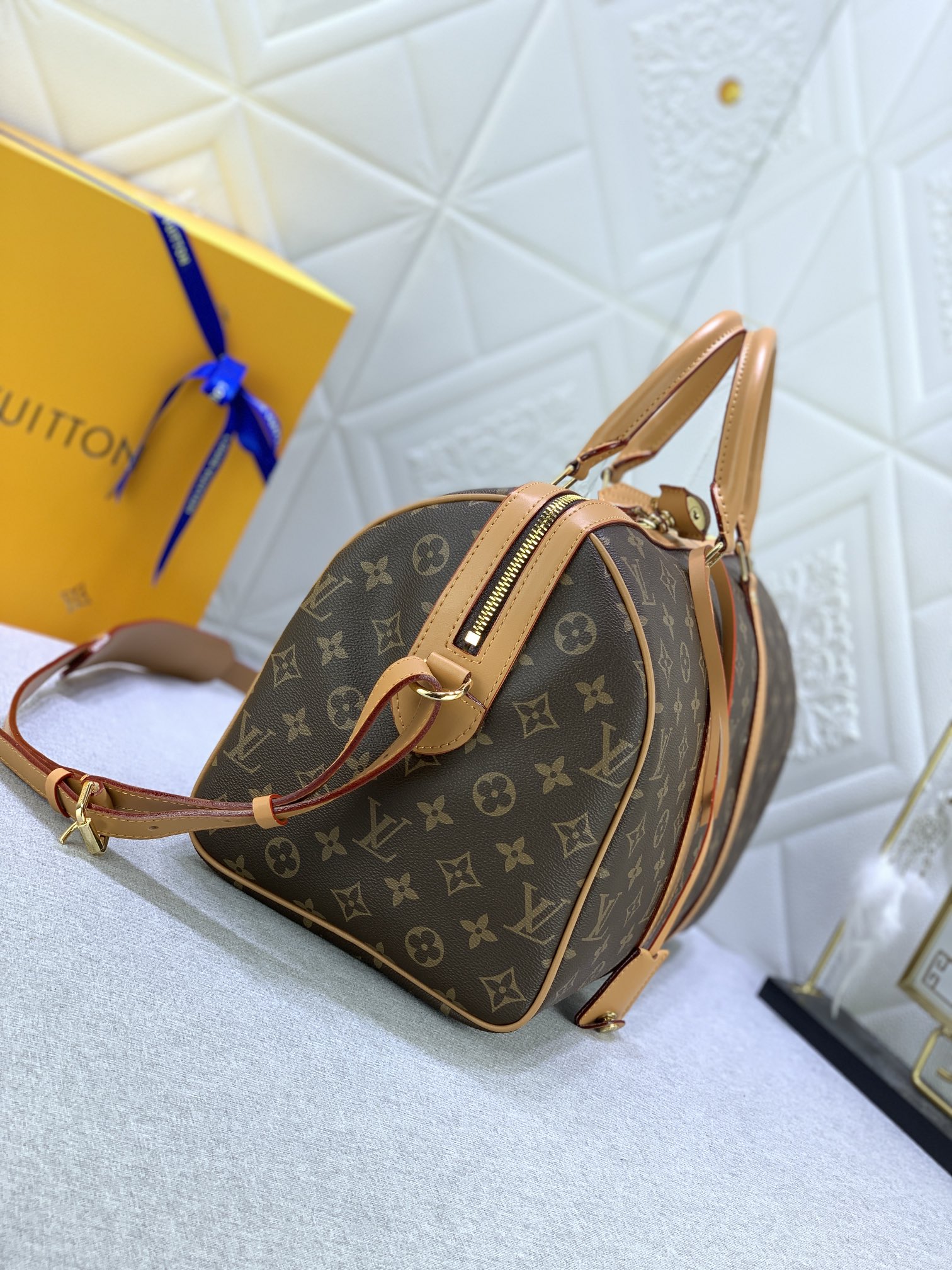 Woman’s Handbag with Adjustable strap 13.8″x9.1″x7.1″BB-9180001000540